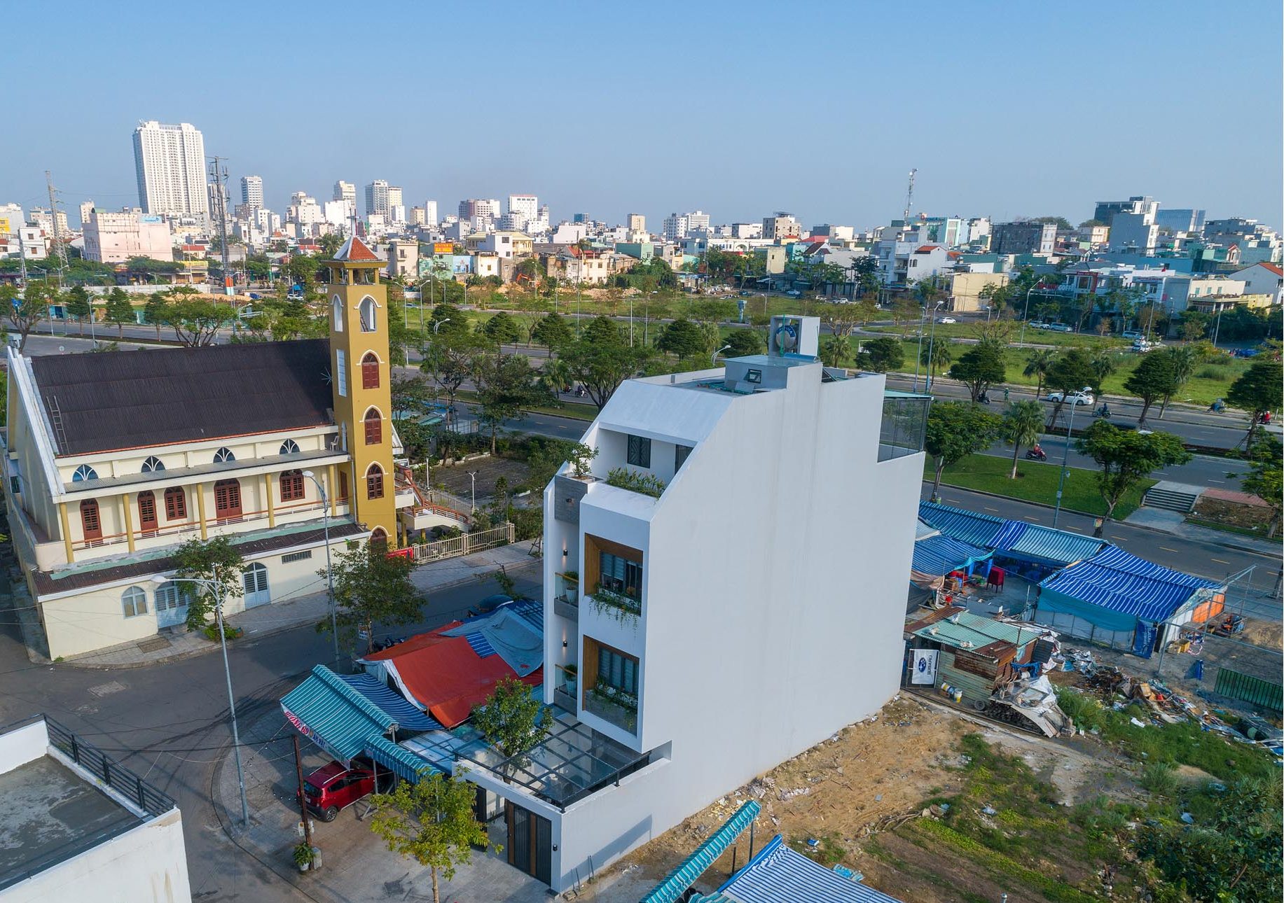 Tầng 1 của ngôi nhà với phòng bếp vô cùng đẹp và sang trọng.