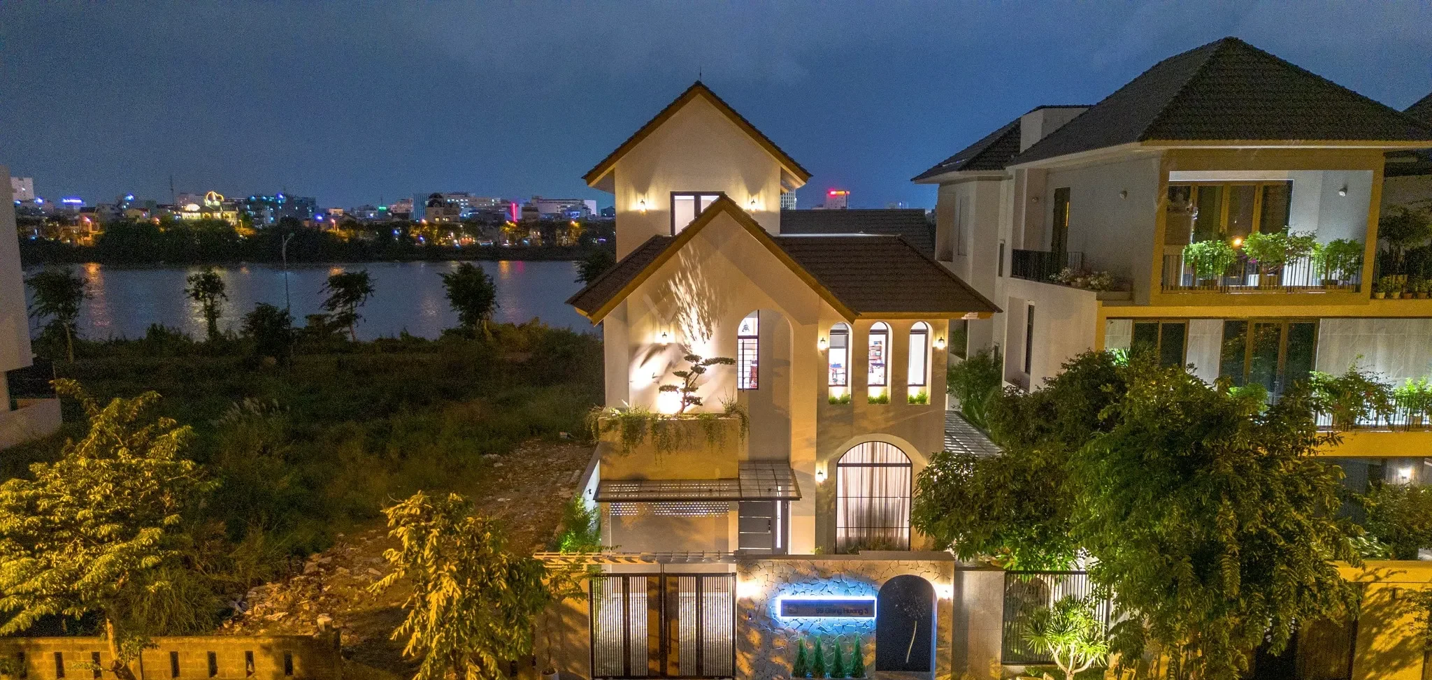 H’s Villa luôn nổi bật dù là ngày hay đêm, bất kể thời điểm nào