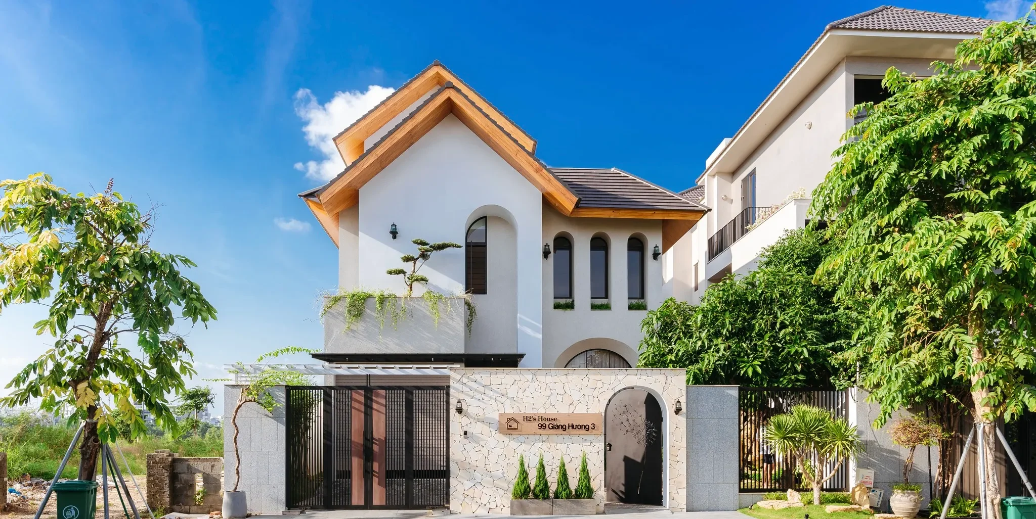 Trong ánh nắng chan hòa, H’s Villa nổi bật với vẻ đẹp độc đáo từ phong cách hiện đại kết hợp Địa trung hải.