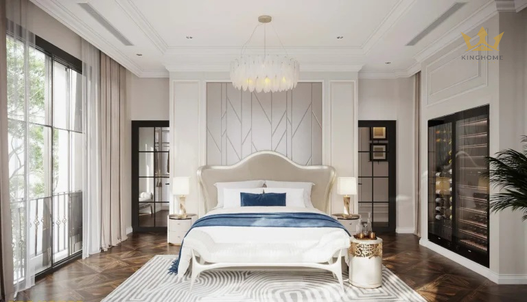 Không chỉ chú trọng vào các khu vực sinh hoạt chung, V’s Villa được trau chuốt tỉ mỉ đến từng vị trí trong nhà. Phòng ngủ master với tông màu trắng, kem cùng các đường phào chỉ tinh giản ở trần, tường mang “hơi thở” cổ điển vào căn phòng.