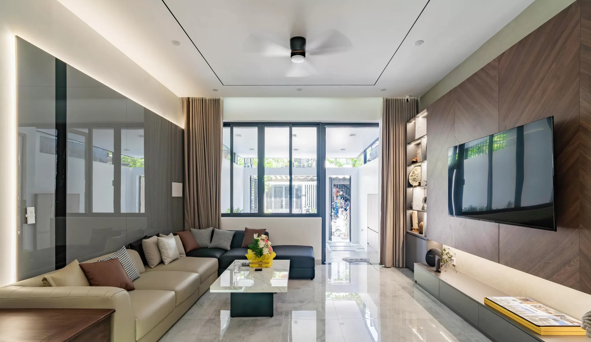 Không gian nội thất của Q’s House được tinh giản trong bố cục và chi tiết. Tạo nên không gian sống hiện đại, thoải mái và tiện nghi