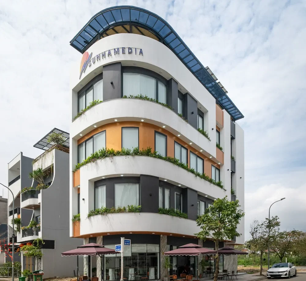 Tổng thể Sunha Media Office thể hiện tư duy thiết kế – thi công đồng bộ của King Home. Mặt đứng được tạo hình gọn gàng, hiện đại, kết hợp vật liệu kính và gạch thông gió giúp công trình vừa nhận diện mạnh mẽ, vừa tối ưu chiếu sáng và thông gió tự nhiên.