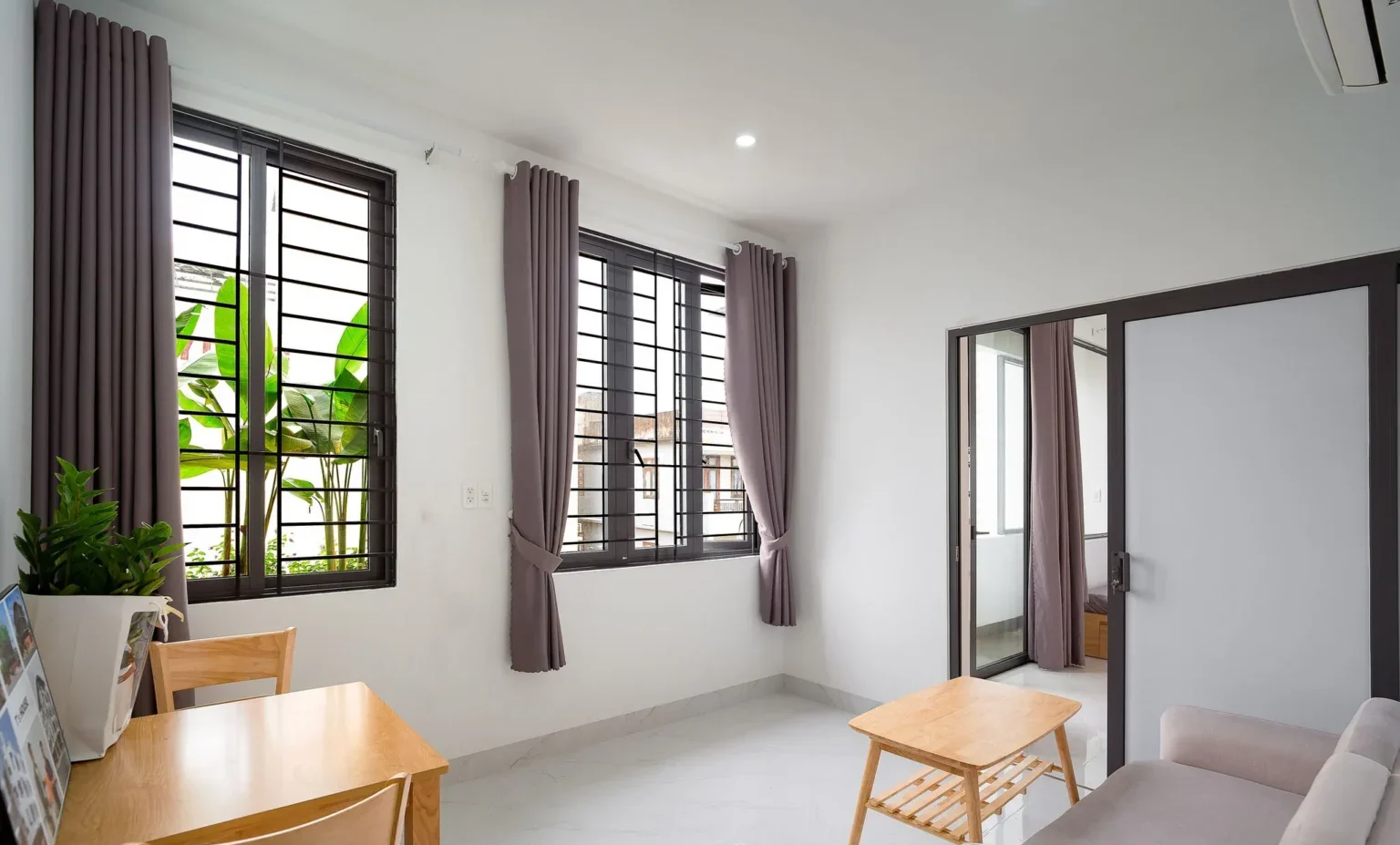 Với lợi thế đất góc, D’s Apartment tận dụng tối đa ánh sáng và thông gió tự nhiên thông qua hệ cửa lớn và thiết kế mở.