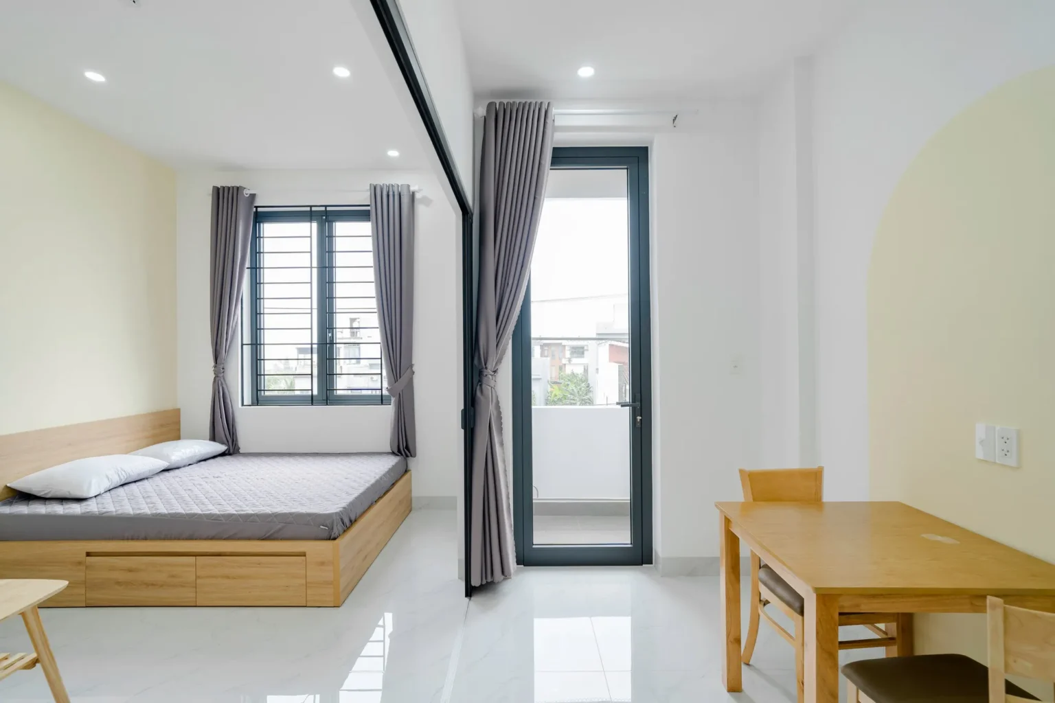 Các căn hộ sử dụng tông màu sáng kết hợp nội thất gỗ giúp không gian rộng và ấm cúng hơn.