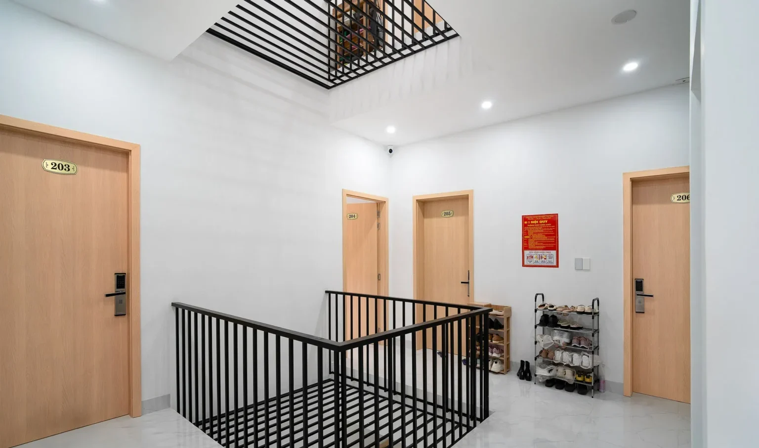 Bố trí ô thông tầng giúp sảnh mỗi tầng thoáng và sáng hơn.
