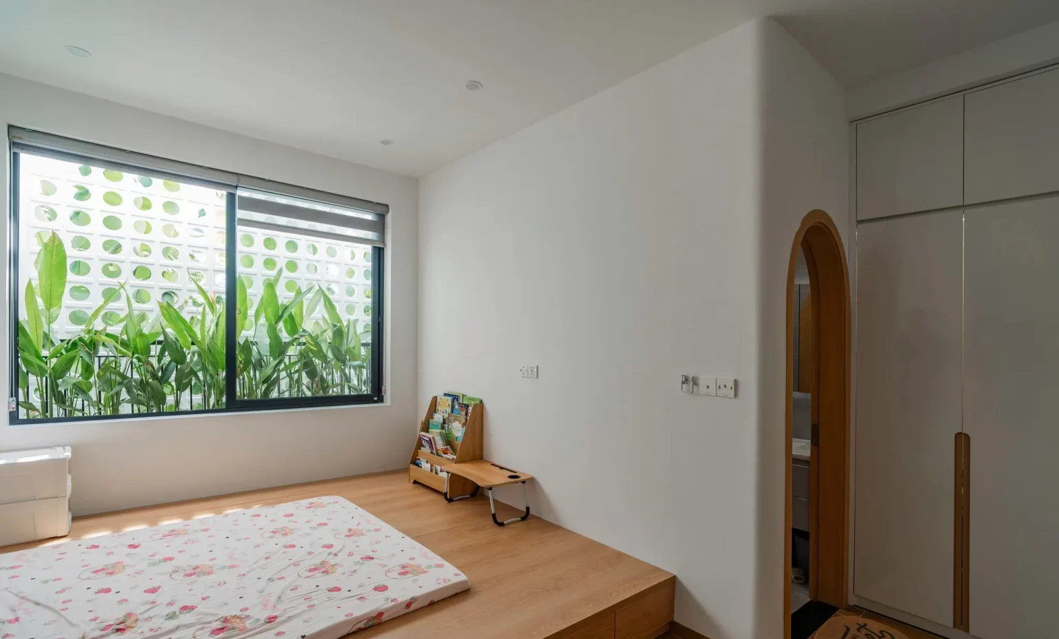 Phòng ngủ con với kệ tủ gọn gàng, tiện nghi.