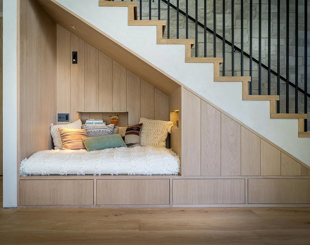 Bố trí giường ngủ dưới chân cầu thang sẽ ảnh hưởng đến vượng khí của gia chủ 