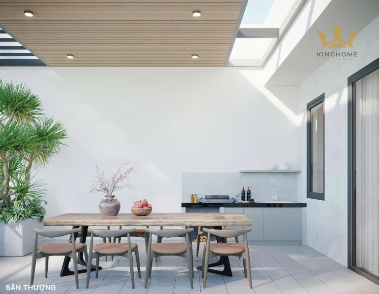 Khu vực sân thượng rỗng rãi và thoáng đãng được bố trí bàn ăn ngoài trời và các kệ tủ tiện nghi. Không gian này lý tưởng cho những bữa tiệc của gia đình hay bạn bè. 