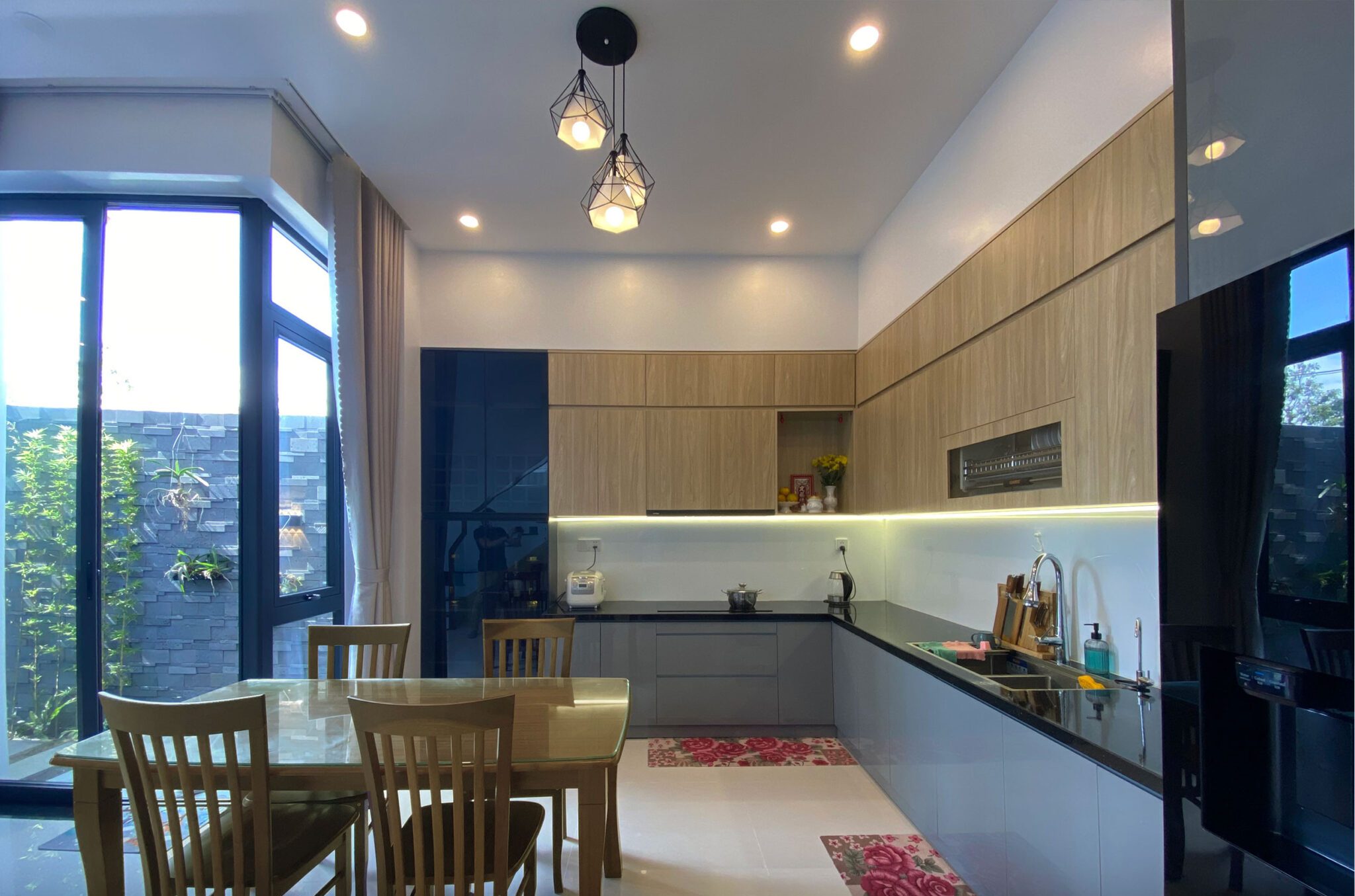 Bếp ăn khá gọn và được "hưởng" view sân vườn lý tưởng