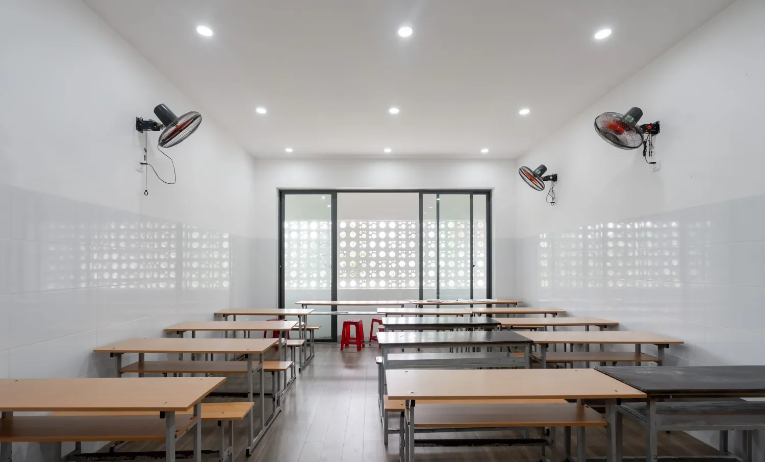 Từ lớp học đến phòng khách, mọi không gian đều ngập ánh sáng