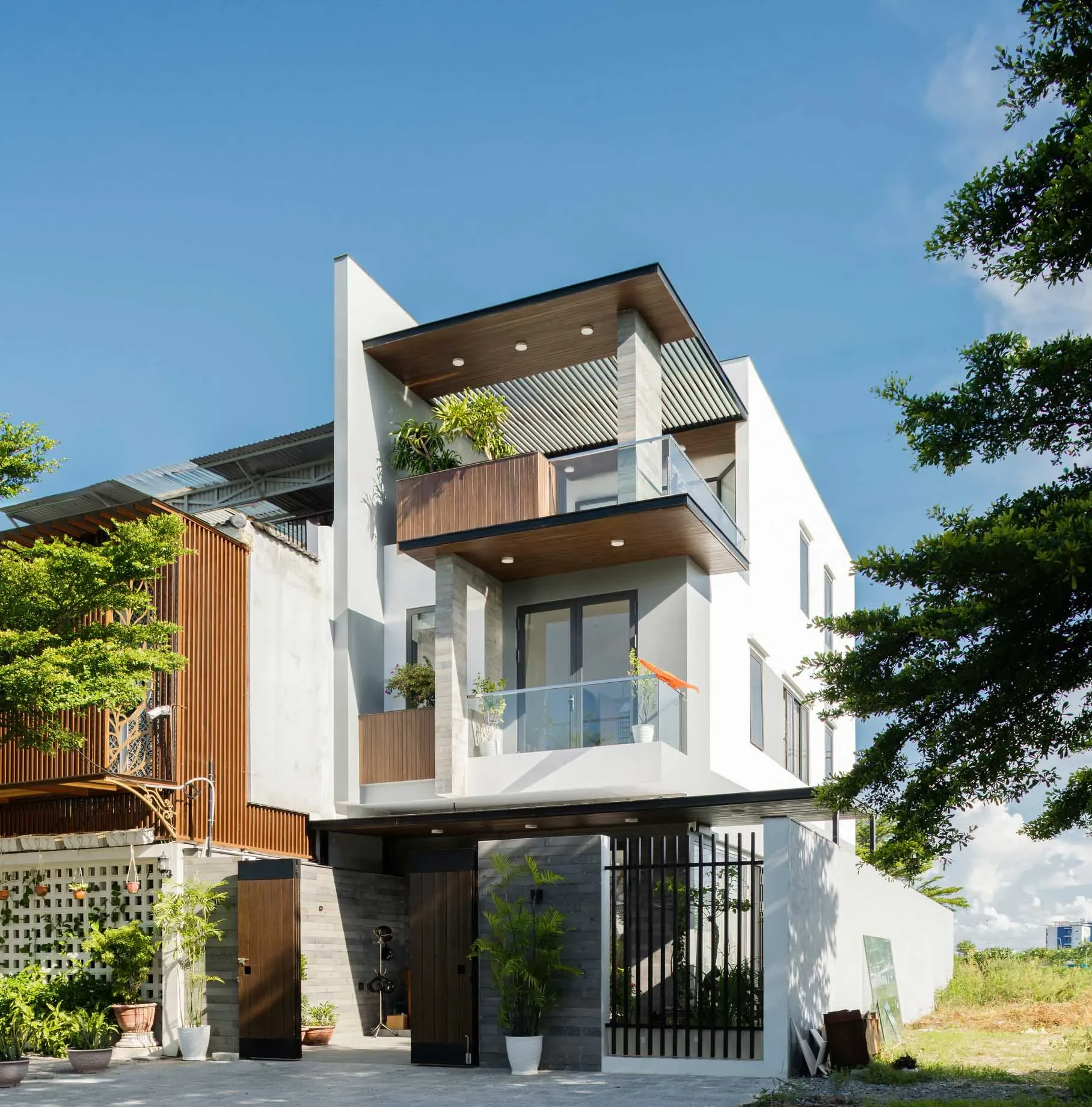 Kiến trúc khối hiện đại, những nét cong, những khoảng không gian sáng – thoáng ở S’s House đều được đội ngũ hiện thực hóa một cách tỉ mỉ, chuẩn xác.