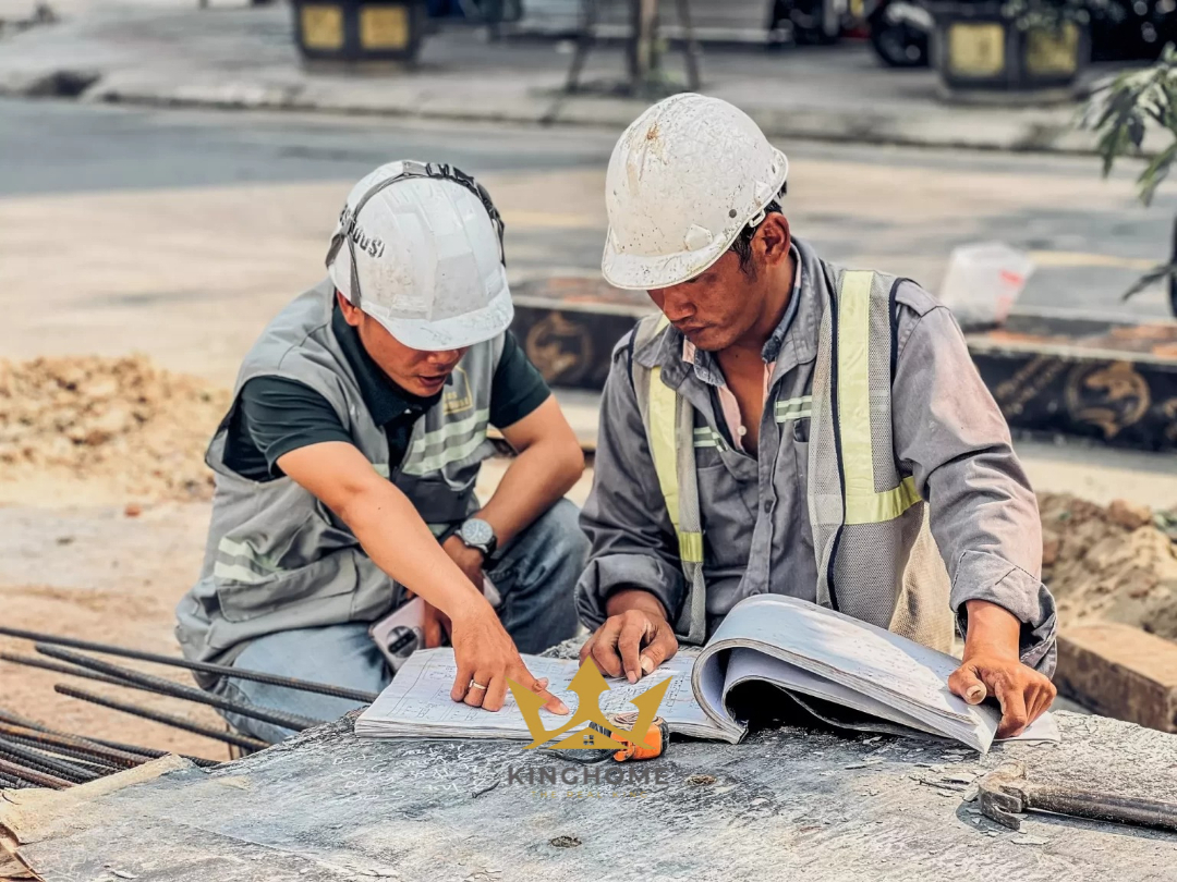 Kỹ sư giám sát công trình tại KING HOME tiến hành kiểm tra kỹ lưỡng từ độ sụt, niêm chì bê tông cho đến hệ thống cốp pha, cốt thép…
