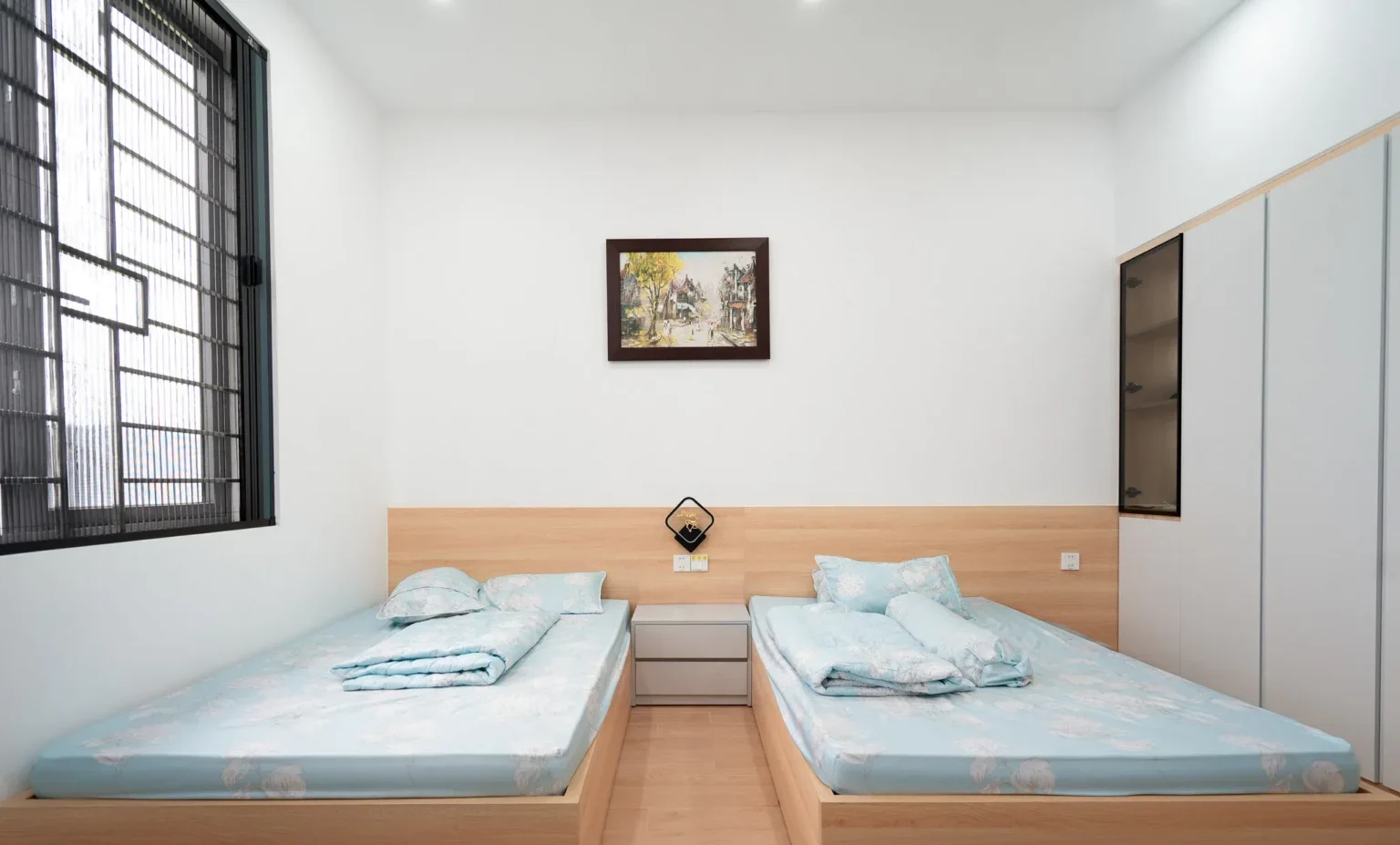 Phòng ngủ đôi với không gian sáng, thoáng với thiết kế cửa sổ lớn, phòng ngủ rộng rãi với tông màu sáng làm chủ đạo