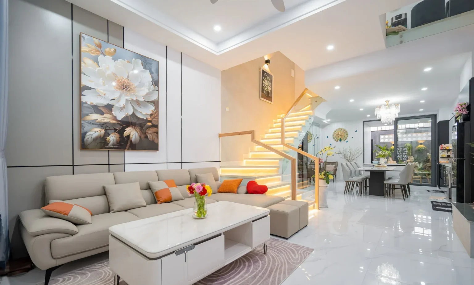 Công năng trong H's House được bố trí hài hòa. Phòng khách liền bếp vừa hiện đại, sang trọng vừa ấm cúng, tiện nghi