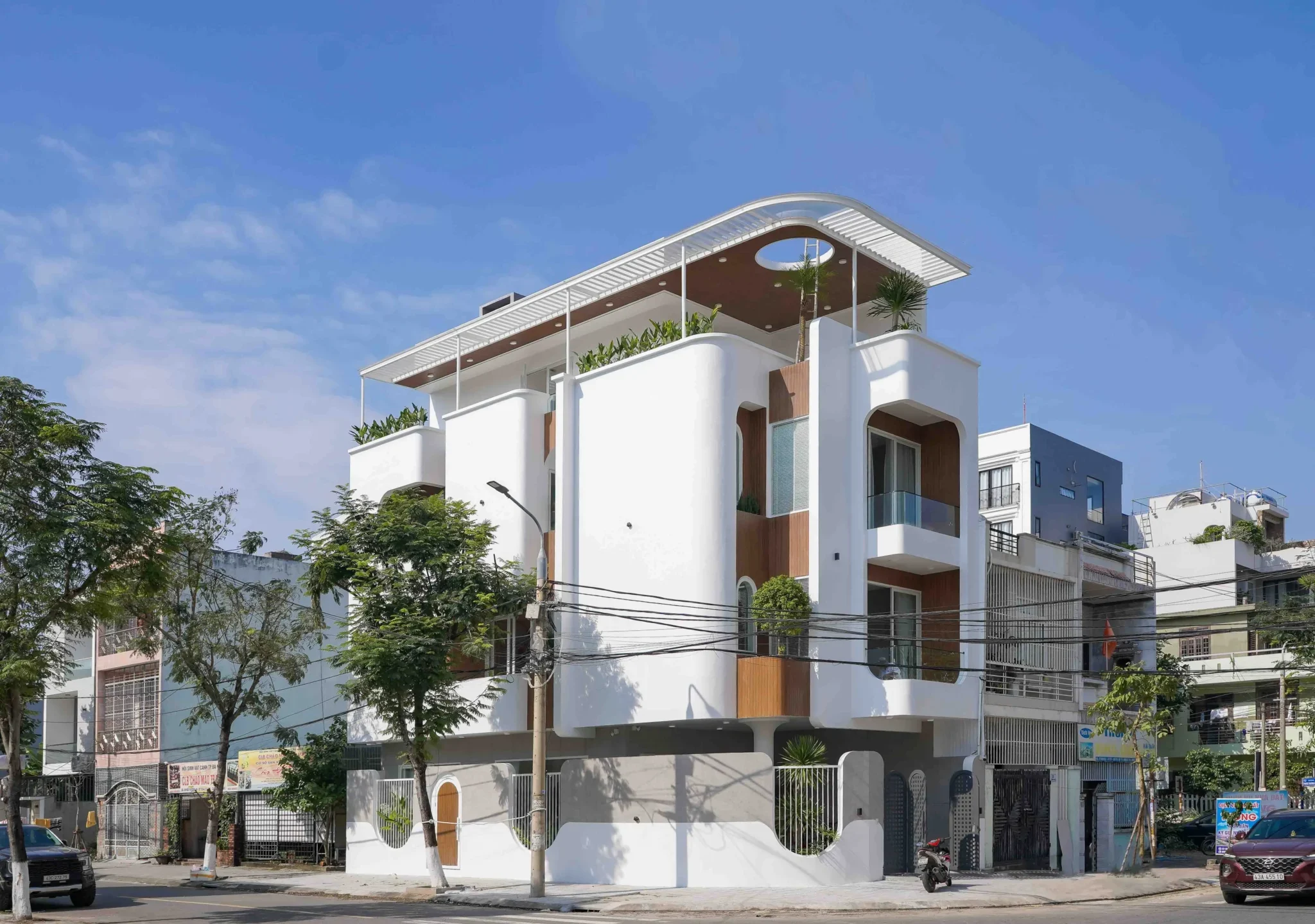 T’s House hoàn thiện giống bản vẽ hơn 95%, sở hữu 2 mặt tiền với kiến trúc hiện đại, kết hợp hài hòa giữa hình khối mạnh mẽ và các đường cong uyển chuyển