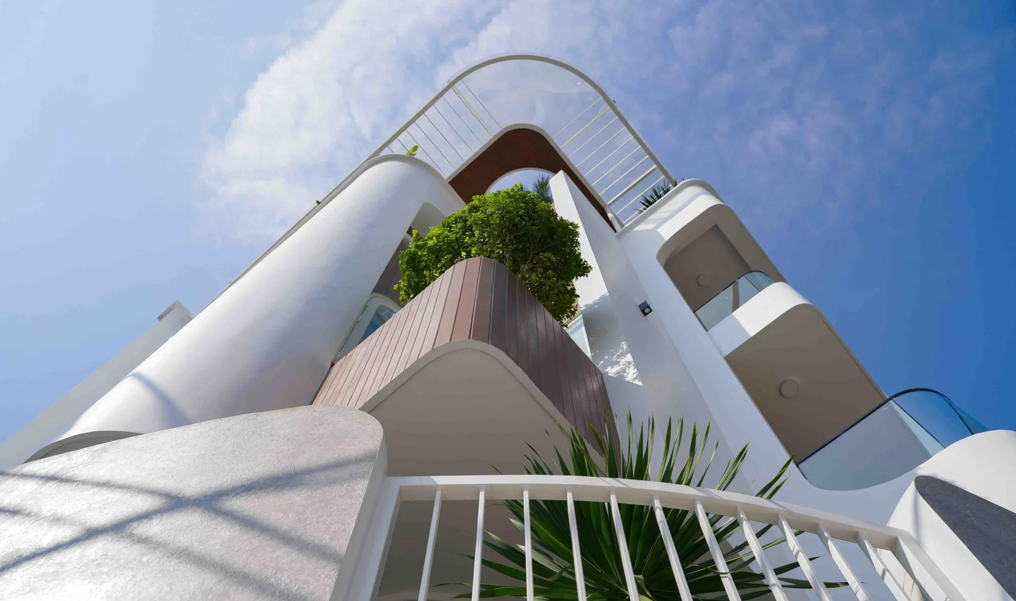Các đường cong, nét thẳng được thi công tỉ mỉ và chuẩn xác mang đến cho T’s House một diện mạo chỉn chu và ấn tượng