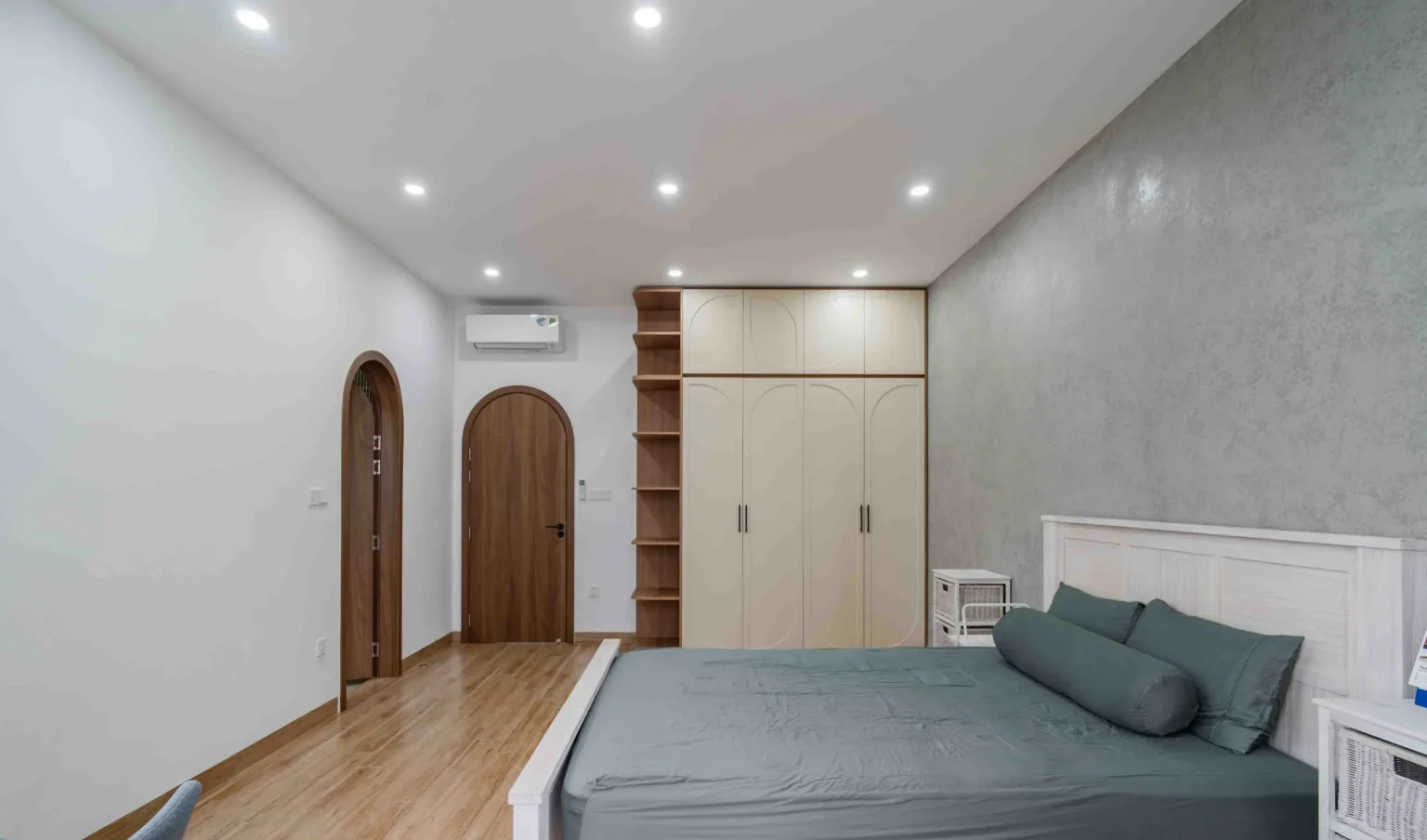 Sự kết hợp hài hòa của màu sắc và vật liệu giúp mọi không gian trong T’s House đều thẩm mỹ và dễ chịu.