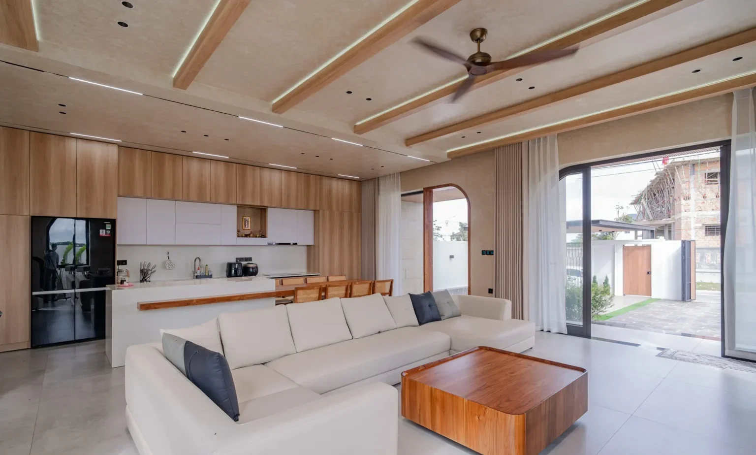 Các hệ cửa với phần góc bo cong, tạo sự uyển chuyển và hài hòa, cân bằng giữa những nét thẳng hiện đại.