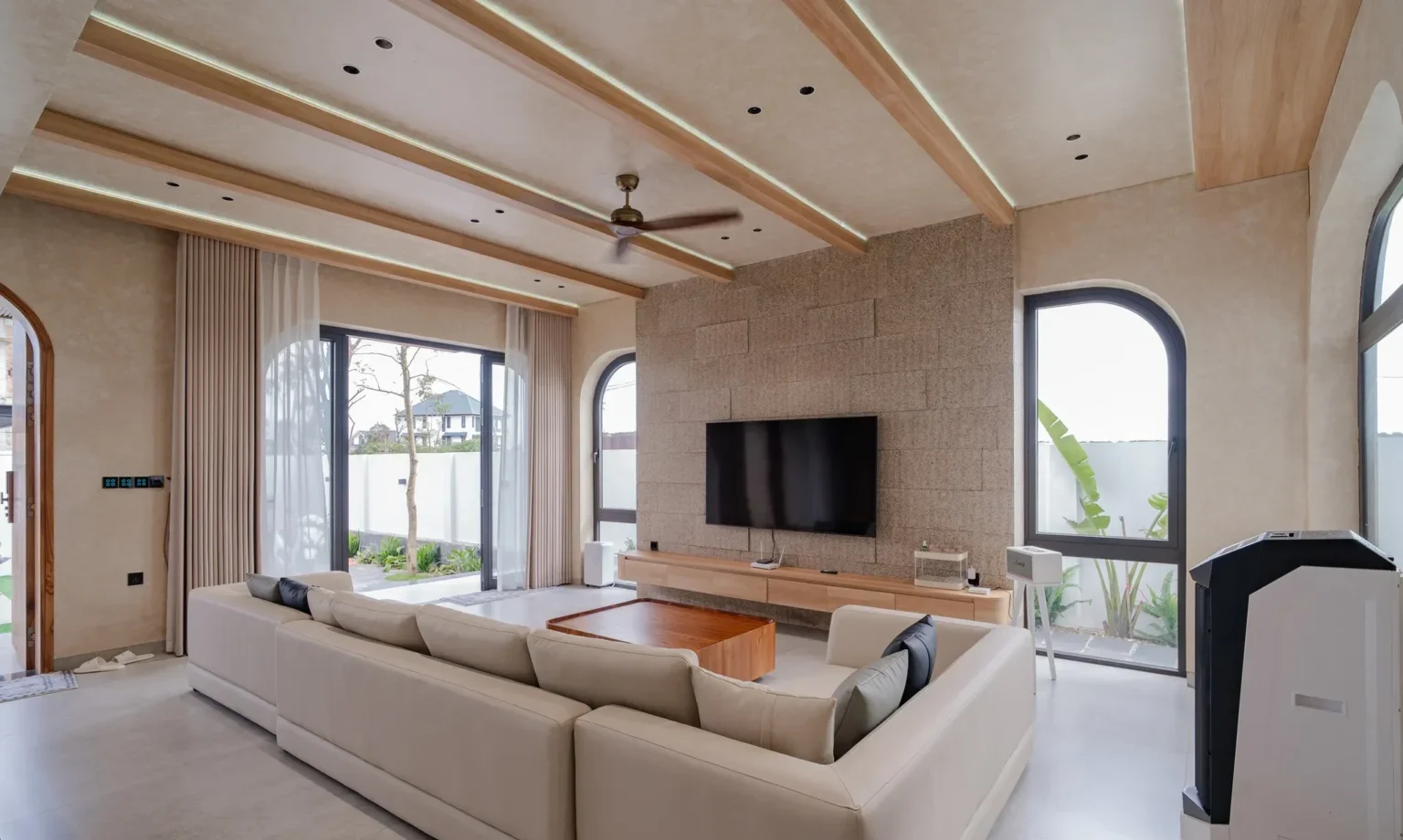 Hệ cửa kính lớn giúp tận dụng tối đa ánh sáng tự nhiên, luồng khí lưu thông liên tục cùng với thiên nhiên được bố trí thông minh, tạo nên C’s Villa gần gũi cùng thiên nhiên.