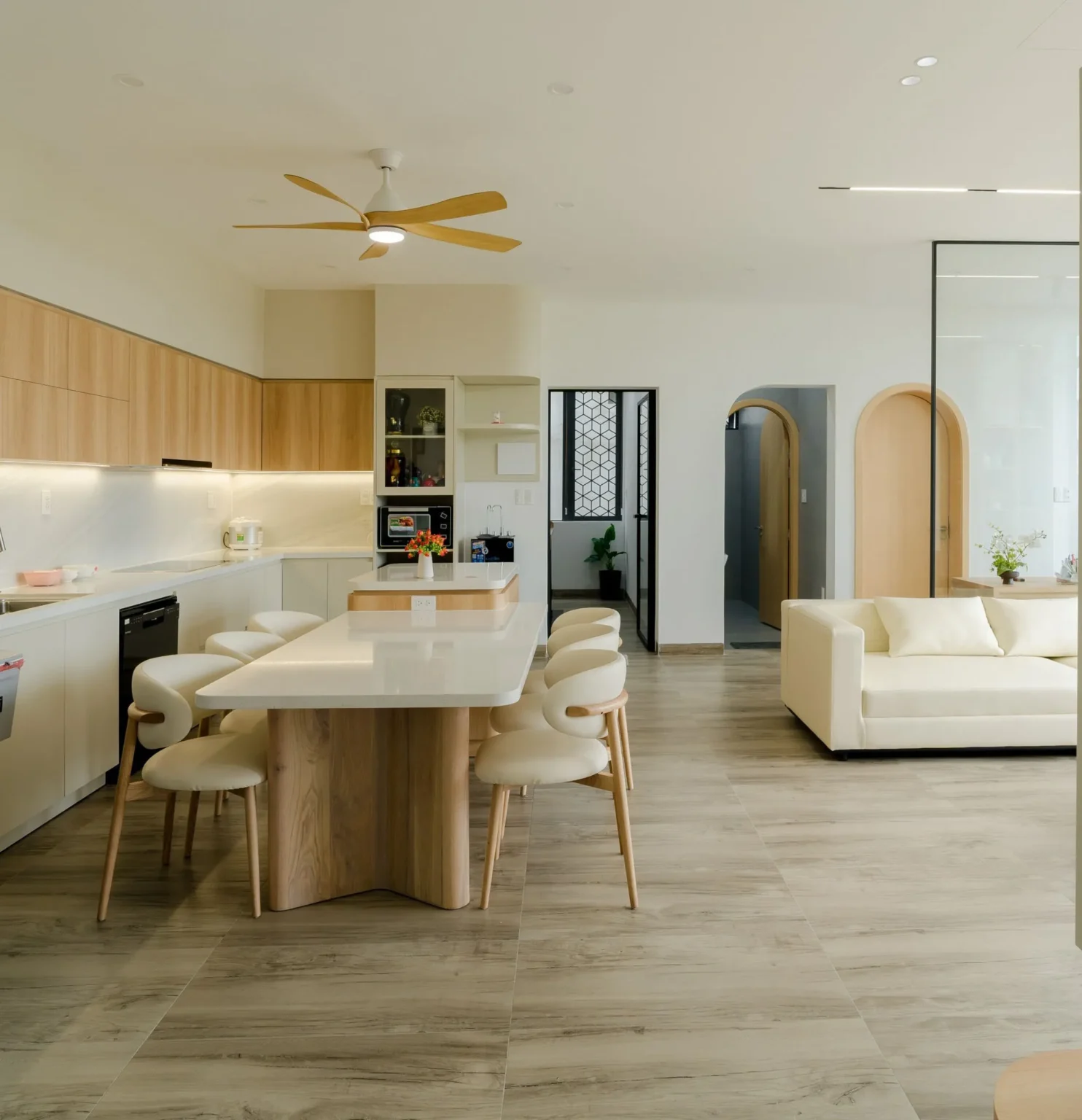Nội thất trong Hubic’s House cũng được trau chuốt tỉ mỉ. Tông mùa gỗ hài hòa cùng màu trắng của sơn tường, vật liệu của các nội thất khác.