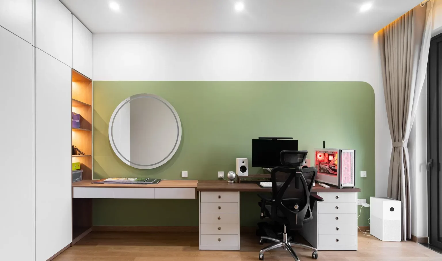 M’s House ấm cúng với chất liệu gỗ được sử dụng chủ đạo xuyên suốt công trình. Khu vực sinh hoạt chung tinh giản với bộ ghế sofa trắng và bàn trà tròn đẹp mắt