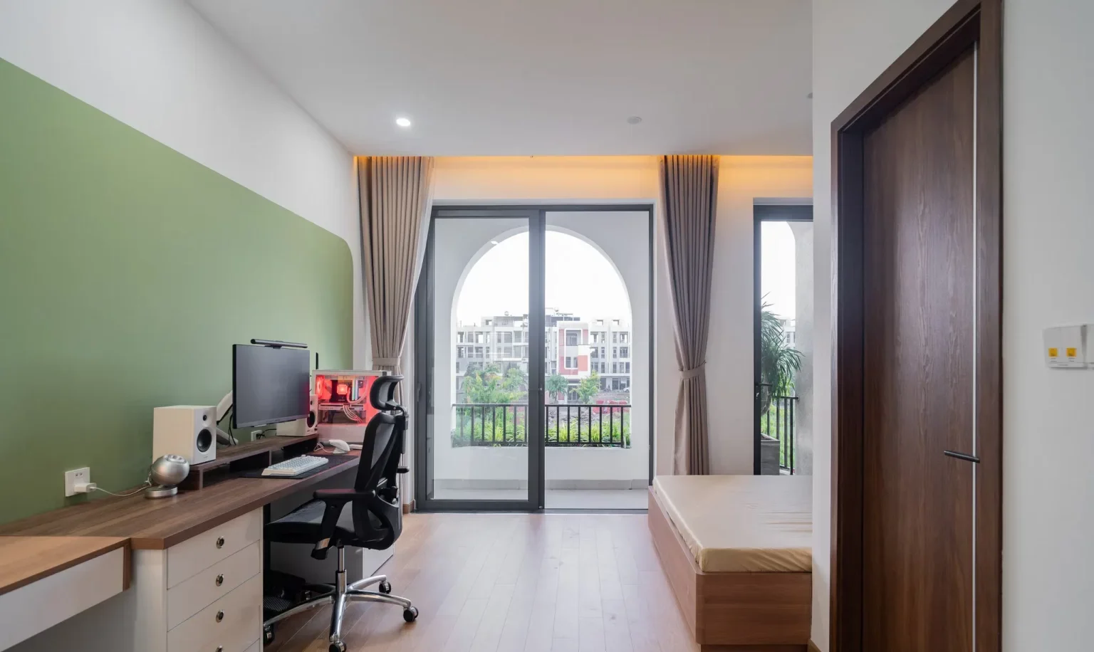 Các cửa sổ lớn và hệ thống cửa kính trong suốt được sử dụng không chỉ để mang lại vẻ đẹp hiện đại mà còn giúp tận dụng tối đa ánh sáng tự nhiên, tạo cảm giác rộng rãi và thoáng đãng cho toàn bộ ngôi nhà. Nhờ vào sự kết hợp này, M’s House mang đến một không gian sống mát mẻ, thư giãn cho gia đình