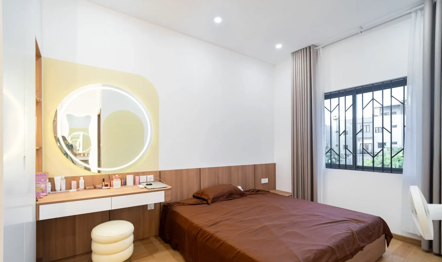 Không gian phòng ngủ gồm kệ tủ quần áo, bàn trang điểm và bàn làm việc, đáp ứng nhu cầu sử dụng của gia chủ