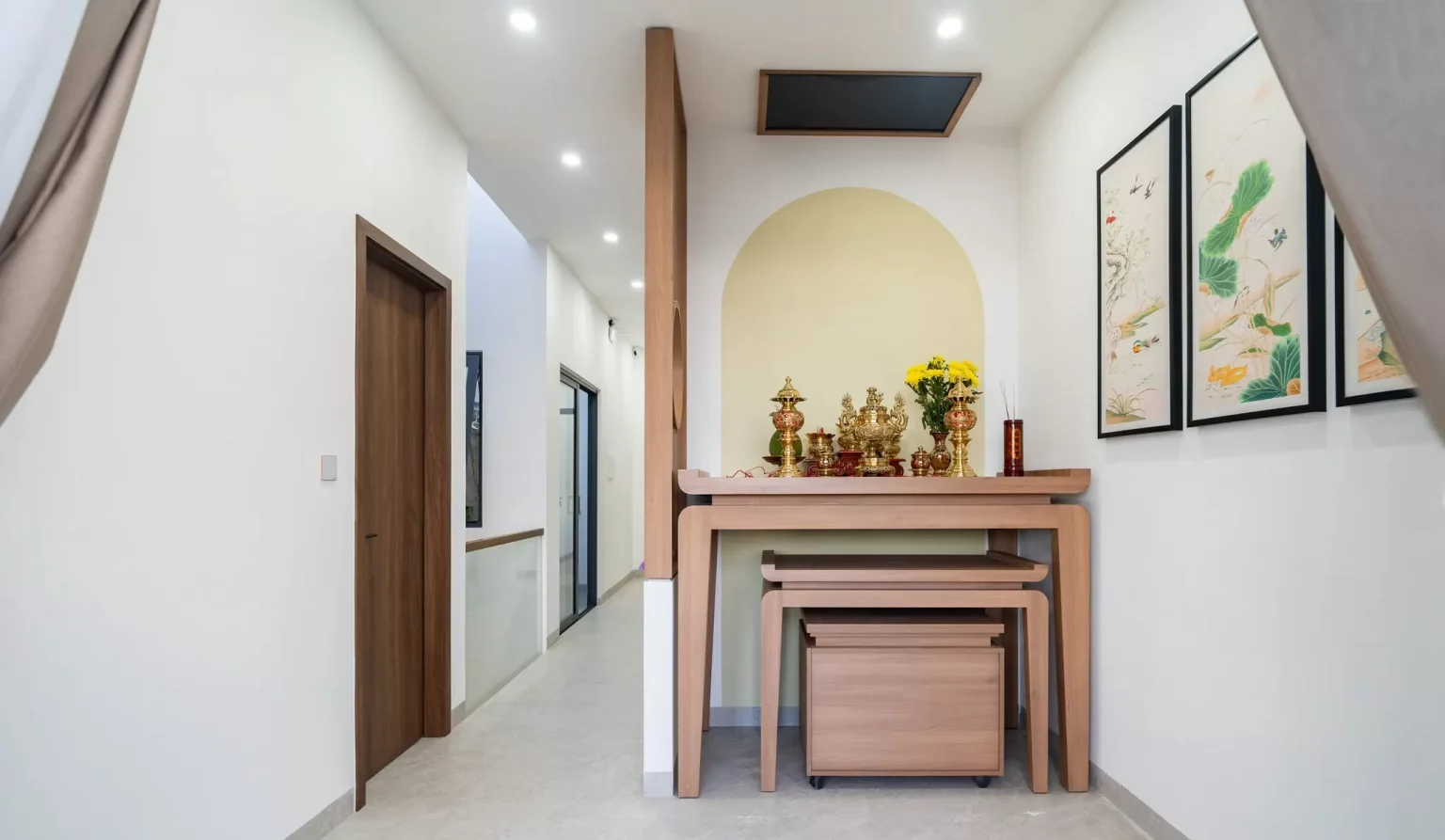 Phòng thờ sáng, thoáng và điểm nhấn là các bức tranh trang trí trên tường, tạo cho không gian này cảm giác đầy thẩm mỹ và ấm cúng