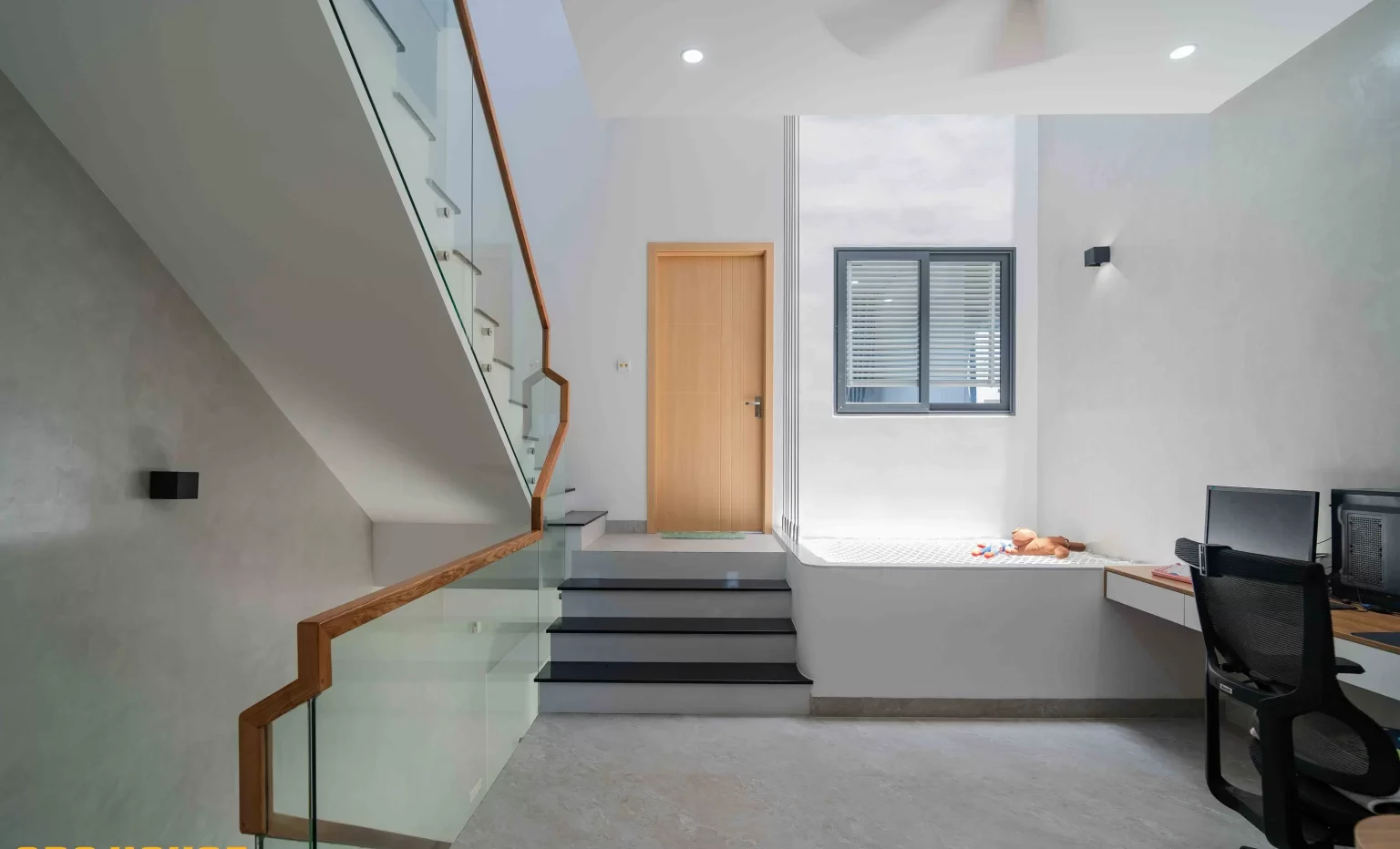 Bên cạnh tận dụng nguồn sáng tự nhiên vào ban ngày, Q’s House cũng được tính toán và bố trí hệ đèn chiếu sáng phù hợp