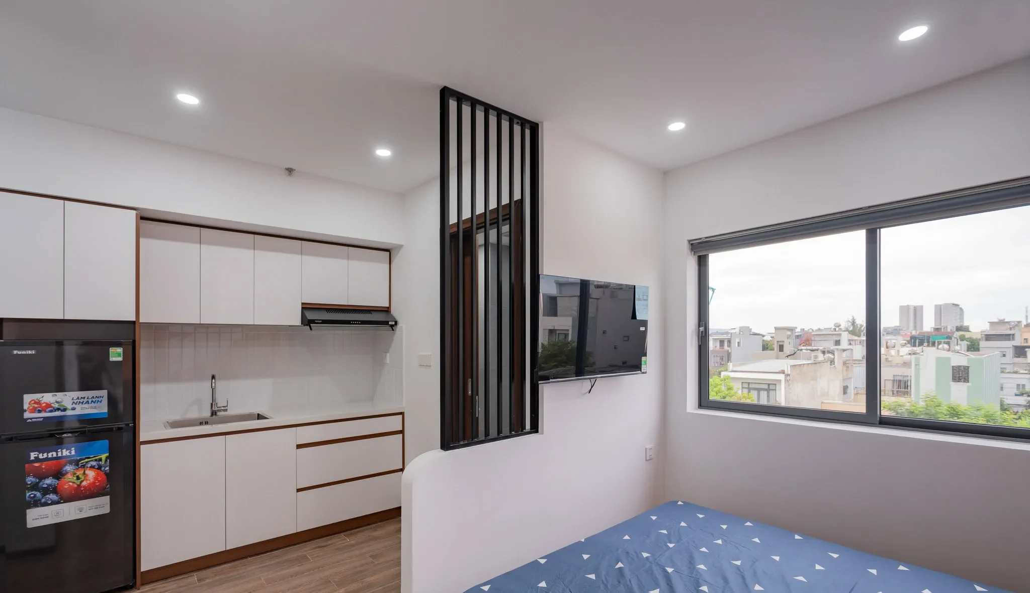 Cùng với thiết kế mở, bố trí các hệ cửa kính lớn, mỗi căn hộ cho thuê đều tràn ngập ánh sáng, gió trời.