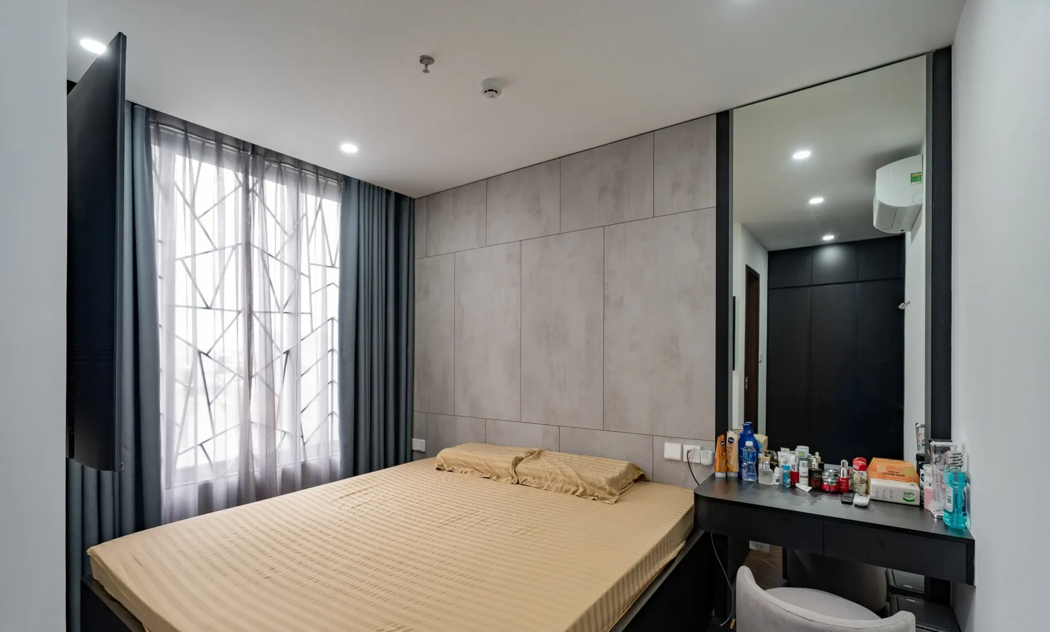 Không chỉ nổi bật với sự hiện đại, mỗi không gian trong căn hộ cũng chú trọng việc lấy sáng, thoáng