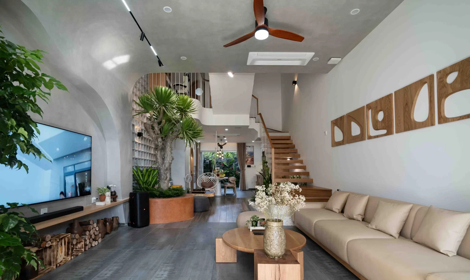 T’s House được định hướng phong cách thô mộc trong không gian nội thất, mang cảm giác gần gũi và ấm cúng