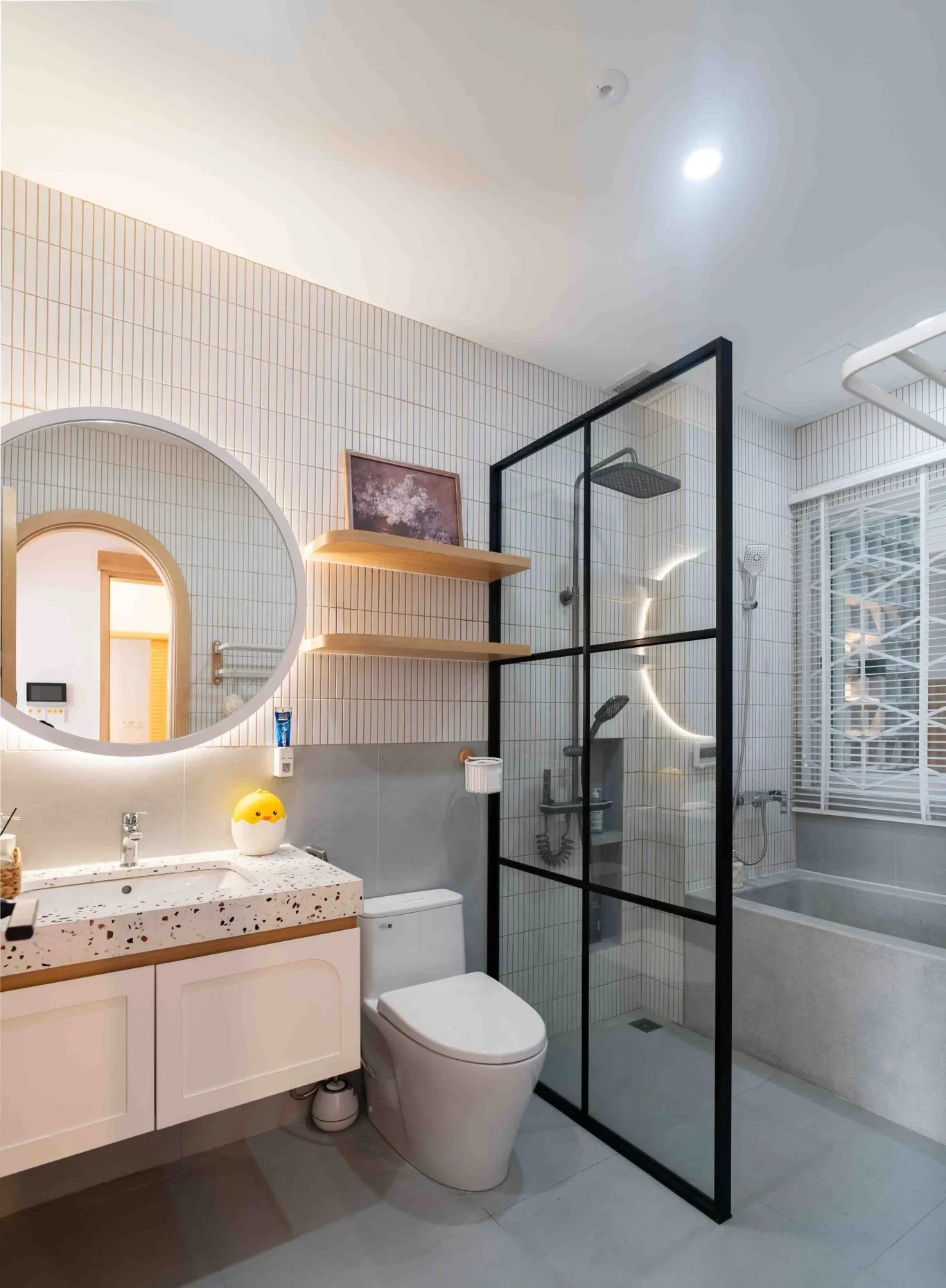 Khu vực WC cũng được chú trọng trong thiết kế và thi công. Tường được ốp gạch thẻ mosaic làm tăng tính thẩm mỹ. Kết hợp sử dụng vách ngăn kính, cho không gian thêm phần rộng rãi