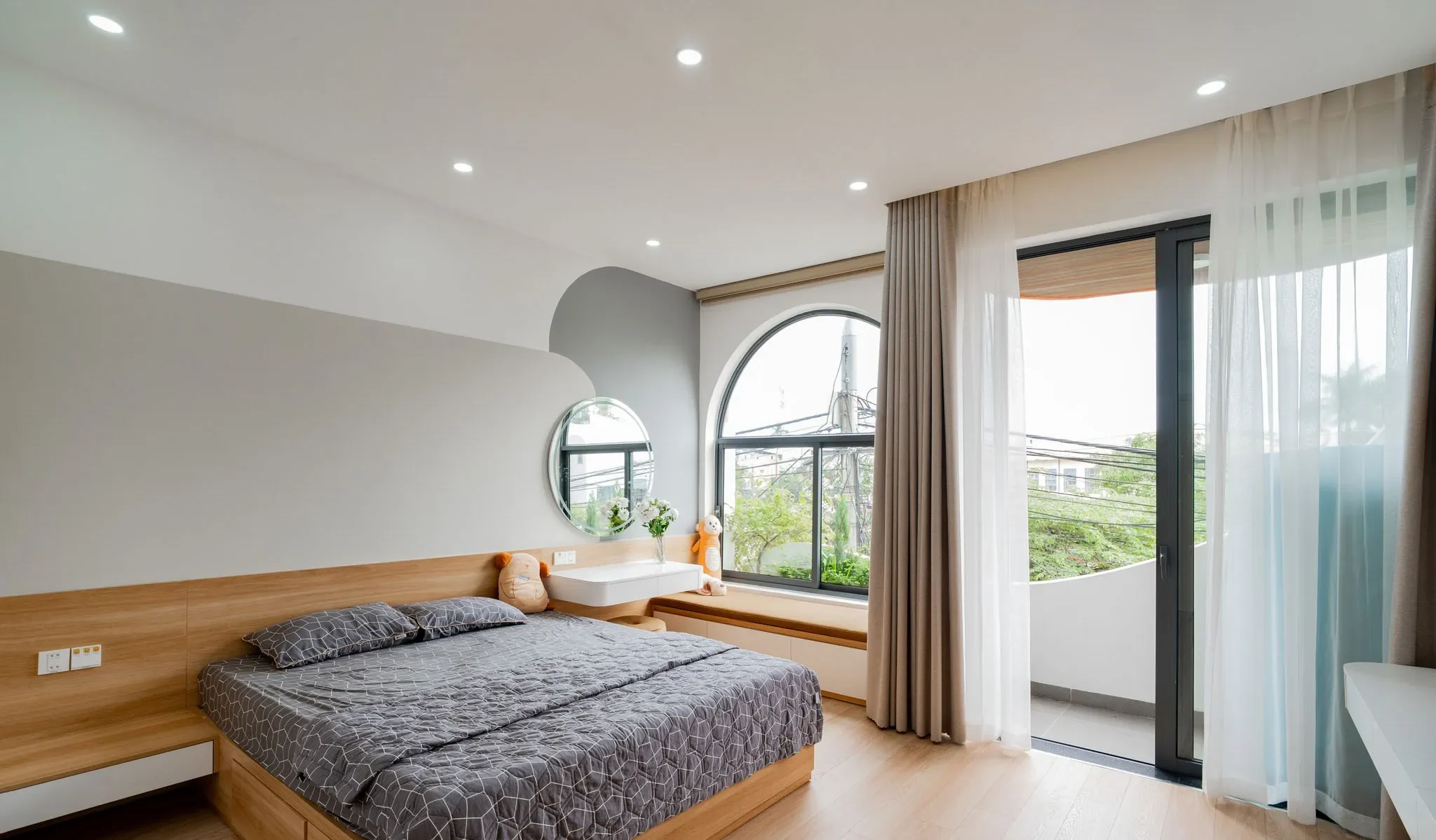Phòng ngủ với thiết kế mở và hệ cửa sổ, cửa kính lớn, cho không gian sáng, thoáng ở bất kỳ thời điểm nào trong ngày