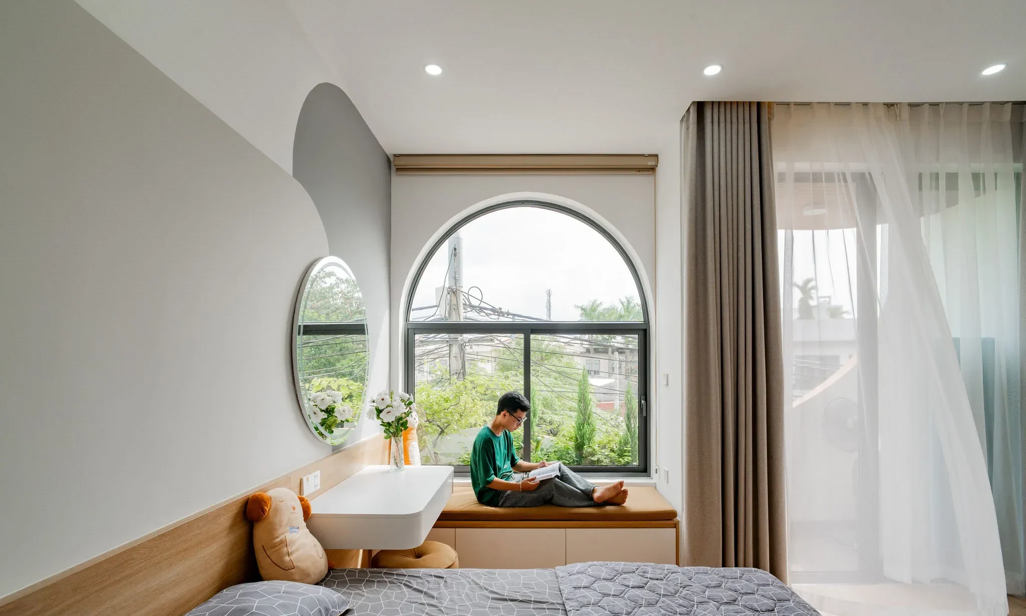 Với lối thiết kế hiện đại, cùng kinh nghiệm thi công nhiều năm, T’s House hoàn thiện những đường cong, những chi tiết khó như bức tường hay khung cửa vòm một cách chính xác và thẩm mỹ. Thiết kế mở giúp cho công trình luôn sáng, thoáng dù là không gian nào. 