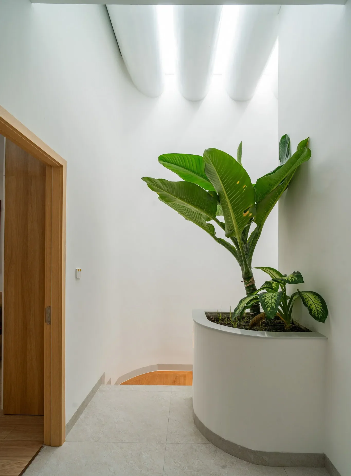 Hành lang được thiết kế rộng rãi, kết hợp với chiều cao trần lý tưởng, tạo cảm giác không gian như được nới rộng hơn