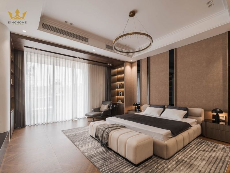 Không gian phòng ngủ có cửa sổ lớn và tiện nghi 